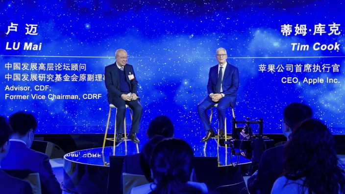 China und der Westen: Spricht von einer "symbiotischen" Verbindung seiner Firma zu China: Apple-CEO Tim Cook (rechts) beim China Development Forum am 25. März in Peking.