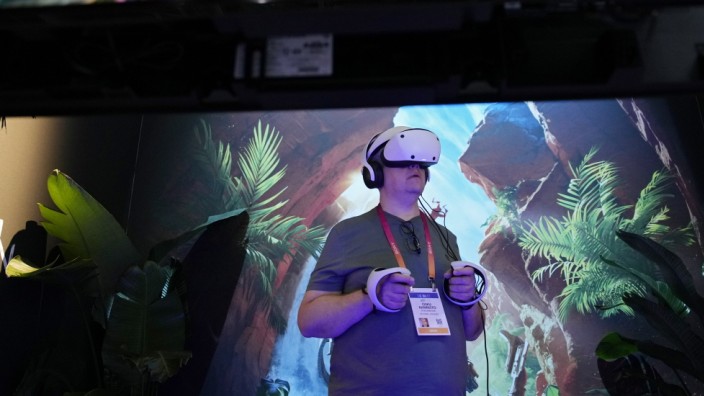 Virtual Reality von Sony: Voll drin: Ein Besucher der Game Developers Conference in San Francisco probiert Sonys neue Virtual-Reality-Brille aus.