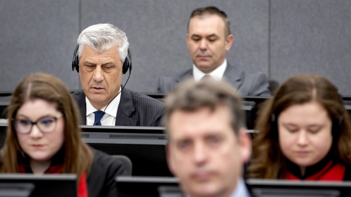 Aktuelles Lexikon: Der ehemalige Präsident Kosovos, Hashim Thaçi (links), steht seit dieser Woche vor dem Kosovo-Tribunal in Den Haag. Ihm und seinen Mitangeklagten wird Mord, Folter und Verfolgung vorgeworfen.