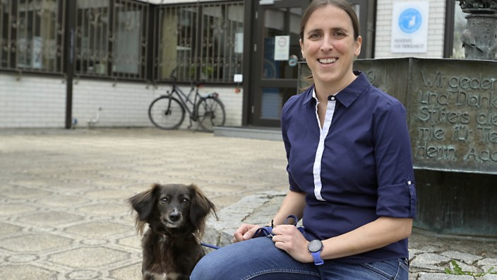 Tierschutz: Esther Müller leitet seit 2019 die Akademie für Tierschutz. Mit dabei hat sie hier Suri, den Mischlingshund einer Kollegin.