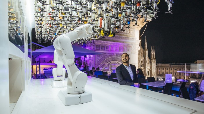 Augsburg: Selbst an der Bar gibt es inzwischen Roboter von Kuka. Der Konzern mit Stammsitz in Augsburg will mit intuitiver Bedienung der Maschinen aber noch ganz andere Märkte erschließen.