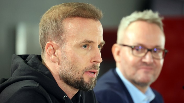 Turbulenzen beim VfB Stuttgart: Willkommen bei der Drama Queen der Liga: Der neue Trainer Sebastian Hoeneß (links) mit Klubchef Alexander Wehrle.
