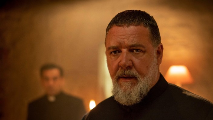 Neu in Kino & Streaming: Russell Crowe als Father Gabriele Amorth in "The Pope's Exorcist".
