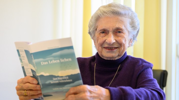 Literatur: Die Nürnbergerin Marianne Hoffmann hat mit 100 Jahren ihr erstes Buch veröffentlicht. Der Gedichtband trägt den Titel "Das Leben lieben - den Augenblick bewusst wahrnehmen".