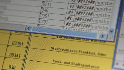 Missbrauch von Kontodaten: Anonymisierte Originaldaten auf einem Monitor des unabhängigen Landeszentrum für Datenschutz in Kiel. In Deutschland bahnt sich ein Skandal um die unerlaubte Weitergabe von Bankdaten Tausender Verbraucher an.