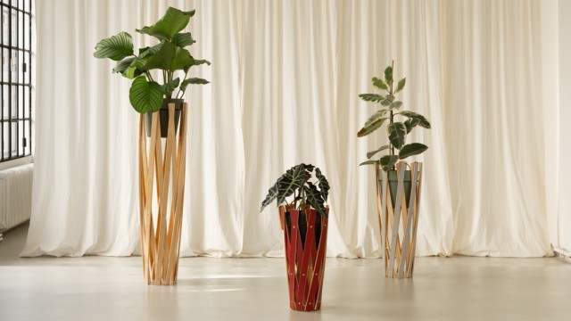 Wohnen und Recycling: Aus entsorgten Lattenrosten fertigt das Wiener Designlabel Snorre Design Pflanzenständer.