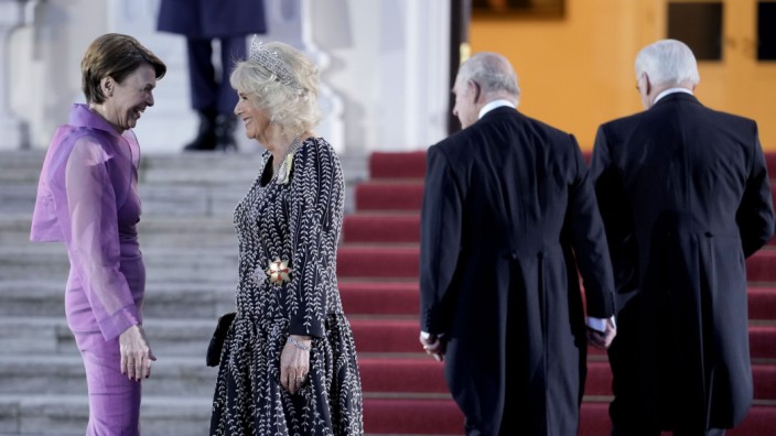 Aktuelles Lexikon: Beim nächsten Besuch in Deutschland wird die Anrede einfacher: Statt Königsgemahlin darf man Camilla dann Königin nennen.
