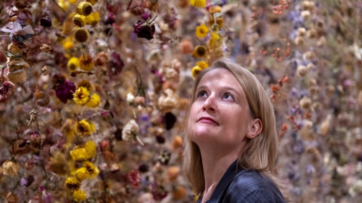 Ausstellung "Flowers Forever": Mit Kunstblumen hat Franziska Stöhr früher wenig anfangen können. Das hat sich gründlich geändert.