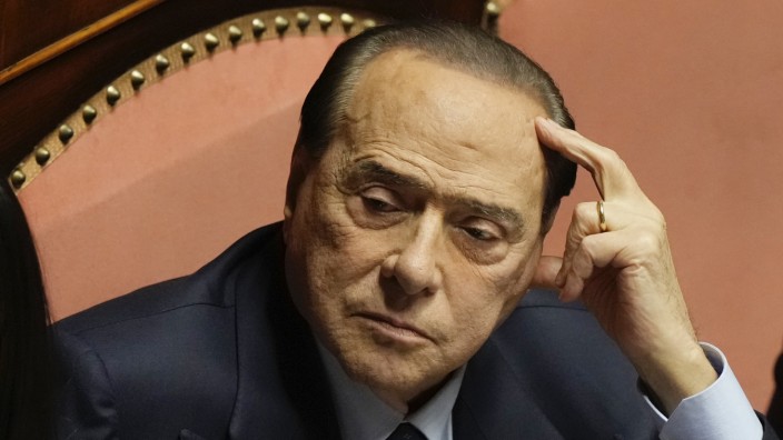Italien: Liegt derzeit im Krankenhaus: Italiens viermaliger Ministerpräsident Silvio Berlusconi.