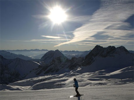 Skifahren und Therme, Thermalbäder, Alpen; Reuters