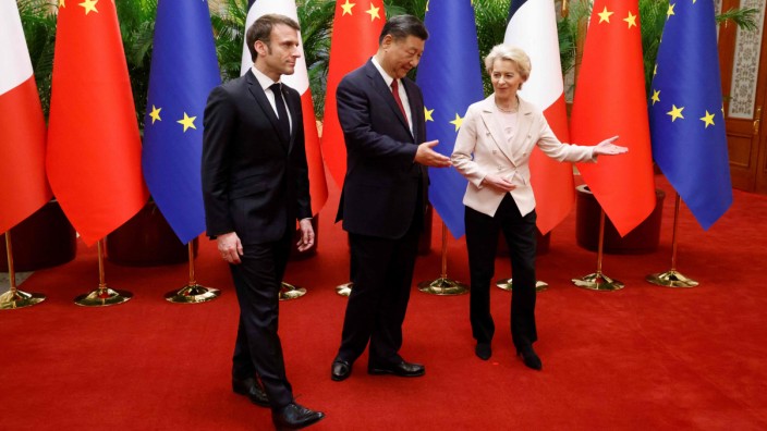 Macron und von der Leyen in Peking: Chinas Staatschef Xi Jinping, Mitte, empfängt den französischen Präsidenten Emmanuel Macron und die Präsidentin der EU-Kommission Ursula von der Leyen in Peking.