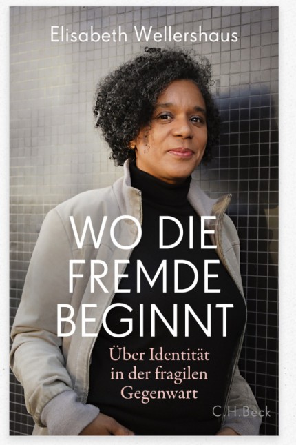 "In aller Ruhe" mit Carolin Emcke: Léontine Meijer-van Mensch empfiehlt: "Wo die Fremde beginnt - Über Identität in der fragilen Gegenwart" von Elisabeth Wellershaus.