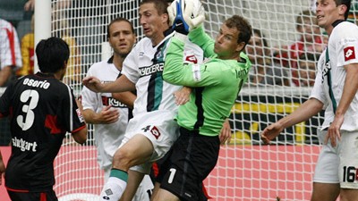 Sonntagsspiele in der Bundesliga: Ball und Gegenspieler im Griff: Jens Lehmann.