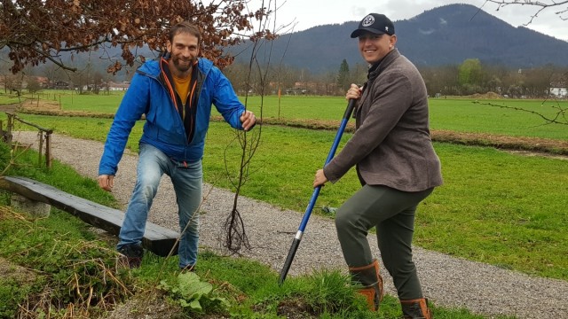 Artenvielfalt: Martin Malkmus, ZUK-Bildungsreferent (links), und ZUK-Leiter Benedikt Hartman pflanzen Sträucher als Nahrungsquelle an.