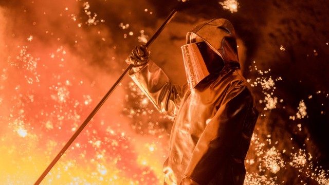 Industry: Steel workers in Thyssenkrupp's Duisburg plant: The group wants to produce in a climate-friendly manner in the future - but needs subsidies for this.