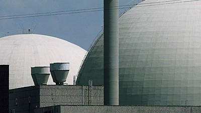 Zwischenfall im AKW Biblis: Das hessische Umweltministerium überprüft derzeit  Reaktorblock B (links) des Atomkraftwerks Biblis.