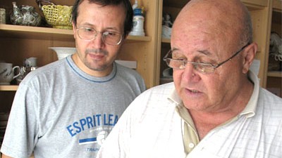 Peter und Richard Deesy: Richard Deesy und Vater Nikolaus mit einem "Patienten" der Porzellanklinik.