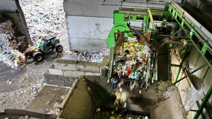 Müllentsorgung: Die Staatsanwaltschaft Landshut und das Landeskriminalamt Bayern hatten das Unternehmen im Dezember 2020 durchsucht.