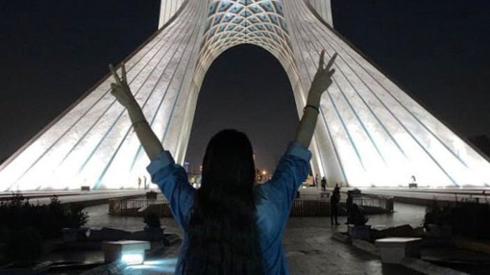 Überwachung: In Iran zeigen sich Frauen seit Monaten immer wieder ohne das vorgeschriebene Kopftuch in der Öffentlichkeit - als Zeichen ihres Widerstands gegen die Regierung.