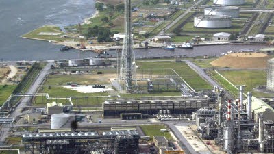 Anschlag in Nigeria: Öl-Terminal von Shell in Nigeria: Rebellen wollen größere Beteiligung der Region an den Erträgen.