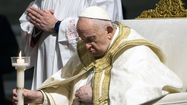 Vatikan: Papst Franziskus während der Osternachtsmesse im Petersdom.