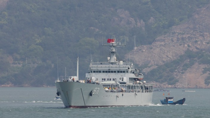 Ein chinesisches Kriegsschiff nimmt am 8. April  am Manöver der Volksarmee rund um Taiwan teil.