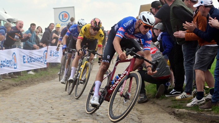 Paris-Roubaix: Mathieu van der Poel führt das Feld an.