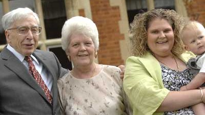 30 Jahre Retortenbaby: Louise Brown mit ihrem Sohn Cameron, ihrer Mutter Lesley Brown und dem Mediziner Robert Edwards vor der Bourn Hall Clinic in Bourn, Cambridgeshire, England. Edwards hatte die künstliche Befruchtung ermöglicht.