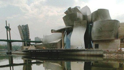 Corporate Architecture: Wertet Bilbao massiv auf: das Guggenheim-Museum, das sich hier im Nervion-Fluss spiegelt.