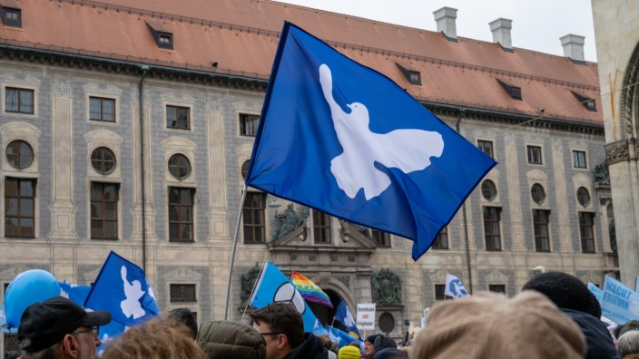 Prantls Blick: Ein altbekanntes Symbol: die Friedenstaube auf einem Ostermarsch in München.