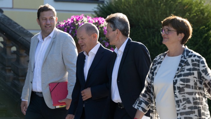Ampelkoalition: SPD-Führungsquartett (von li.): Parteichef Lars Klingbeil, Kanzler Olaf Scholz, Fraktionsvorsitzender Rolf Mützenich und Parteichefin Saskia Esken.