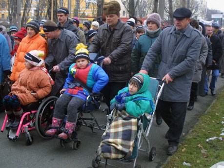 Opfer der Tschernobyl-Katastrophe bei einer Demonstration 2000, dpa