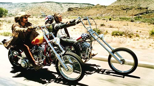 Motorräder: Born to be Wild: Das Lied der Rockgruppe Steppenwolf aus dem Film "Easy Rider" wurde zur Hymne der Motorradfahrer. Der Film selbst, mit Dennis Hopper (links) und Peter Fonda in den Hauptrollen, hat die Motorräder von Harley-Davidson weltberühmt gemacht.