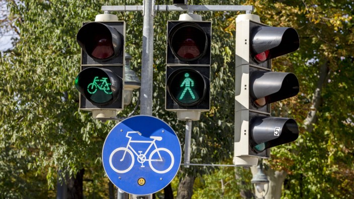 Verkehrspolitik: Grünes Licht für Fußgänger und Radfahrer - an einer Ampelanlage in Hamburg ist das nun dauerhaft so.