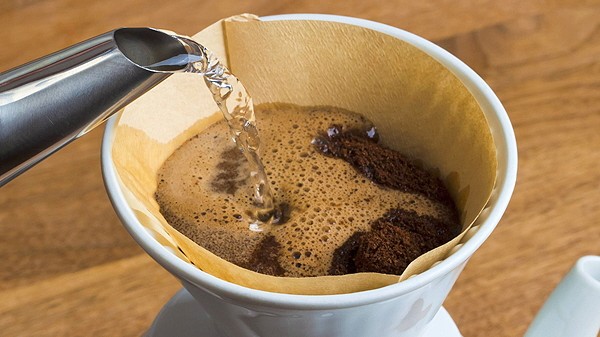 Medizin: Darf es gleich eine ganze Kanne sein? Wer viel Kaffee trinkt, braucht mehr Koffein, um eine Wirkung zu spüren.