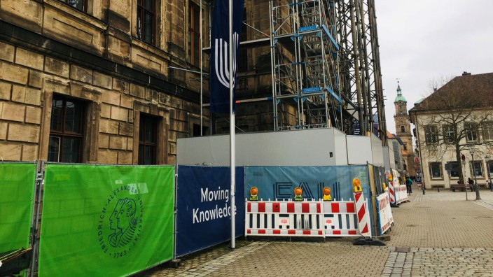 Mitten in Erlangen: Der Mittelrisalit des Erlanger Schlosses, Hauptsitz der Friedrich-Alexander-Universität, ist gut eingehegt. Seit 2014 ist das gesamte Gebäude aus Sicherheitsgründen eingezäunt.
