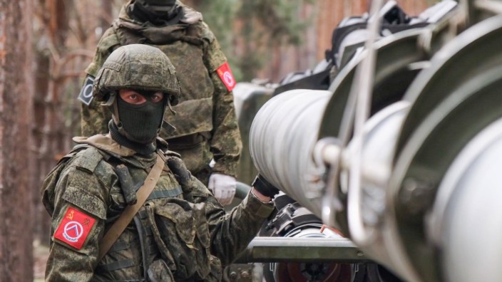 Geleakte Geheimdokumente: Kannten die USA russische Angriffsziele vorab? Russische Soldaten an einem Raketenwerfer in der Ukraine.