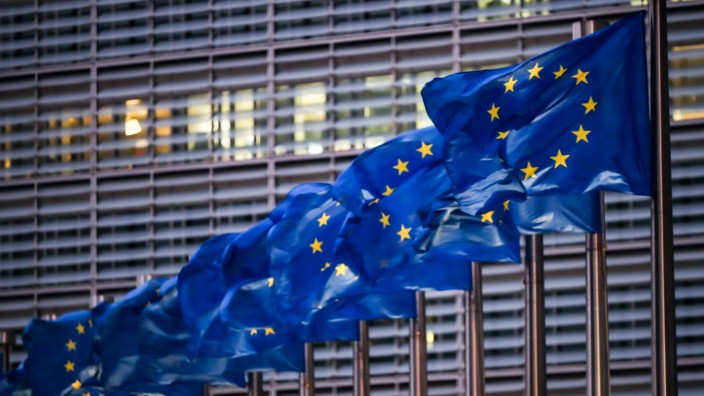 Corona-Fonds: Europa-Flaggen vor dem Gebäude der EU-Kommission: Der Corona-Fonds wird teurer als geplant, das Geld dürfte anderswo fehlen.