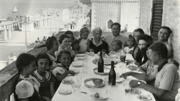 Demografie: Das Ideal einer kinderreichen Familie hat sich auch in Italien überholt, hier ein Bild aus den 1950er-Jahren aus Ostia. Heute kämpft das Land mit fallenden Geburtenzahlen.