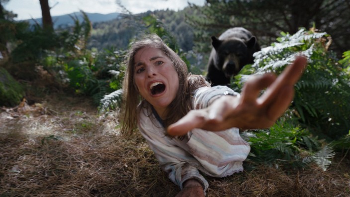"Cocaine Bear" im Kino: Hannah Hoekstra als Elsa auf der Flucht vor dem Bären, dem Koks offenbar auf den Charakter geschlagen ist.