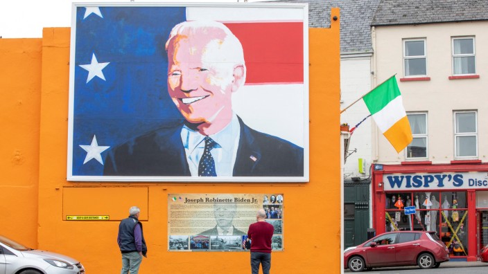 25 Jahre Karfreitagsabkommen: Während des US-Präsidentschaftswahlkampfs 2020 hing ein großes Porträt von Biden in dem Ort Ballina, in dem seine Familie Wurzeln hat.