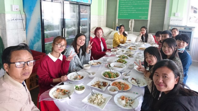 Entwicklungshilfe: Zwölf Studierende am Gonzaga-Institut unterstützt das Hilfswerk von Monika Proksch (vierte von links) im Städtchen Taunggyi.