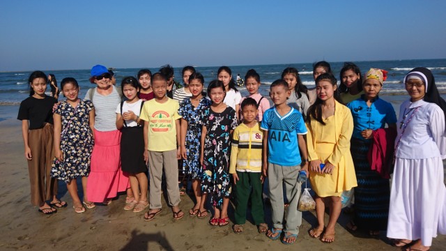 Entwicklungshilfe: Im vom Militär brutal unterdrücktem Myanmar konnte Monika Proksch (im rosa Rock) kürzlich bloß die Kinder aus dem Heim in Kalaw zu einem Ausflug an den Strand begleiten.