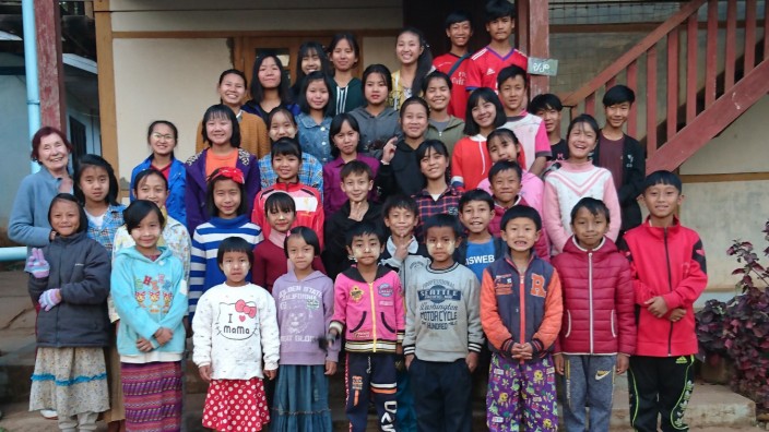 Entwicklungshilfe: Mehr als 400 Kinder in Myanmar unterstützt Monika Proksch (ganz links) derzeit.