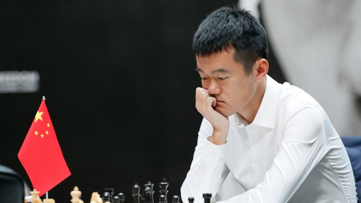 Ding Liren bei der WM: Zum ersten Mal steht die chinesische Flagge auf einem Tisch bei der Schach-WM der Männer. Ding Liren kann immer noch Weltmeister werden.