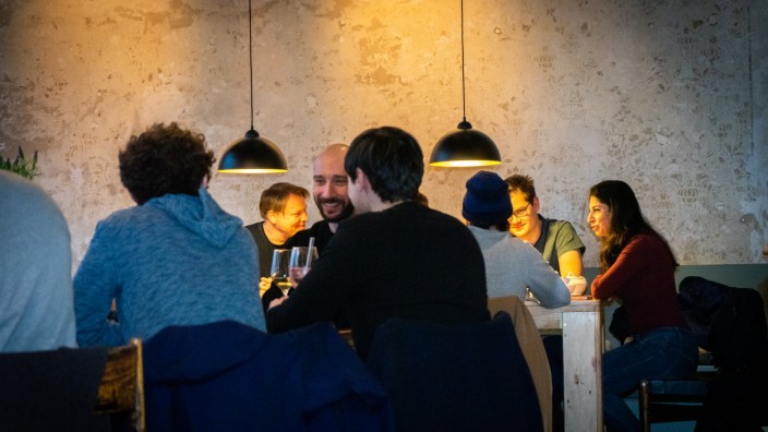 Fachkräftemangel: Hier ist jeden zweiten Freitag der "Afterwork"-Stammtisch: im Togather, einer Mischung aus Café und Restaurant am westlichen Rand der Münchner Innenstadt.