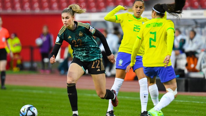 DFB-Frauen gegen Brasilien: Gegen Brasilien konnte die 20-jährige Jule Brand (links) als Einzige aus dem DFB-Team Brasiliens Abwehr und Torhüterin Leticia Silva überwinden.