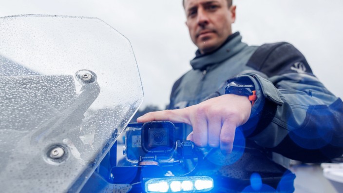 Verkehrssicherheit: Polizei-Oberkommissar Florian Dennl, Leiter der Kontrollgruppe Motorrad des Polizeipräsidiums Niederbayern, präsentiert das neue Kamerasystem für zivile Polizeimotorräder.