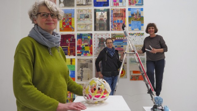 Vernissage am Freitag: Zandra Harms, Isabelle Dyckerhoff und Detel Aurand (von links) bereiten die Ausstellung im Erdgeschoss vor.
