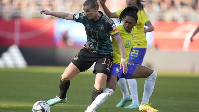 DFB-Frauen gegen Brasilien: "Uns ist bewusst, dass es mit der Art und Weise, wie wir heute gespielt haben, bei der WM nicht reichen wird", sagt DFB-Kapitänin Alexandra Popp (links im Duell mit Brasiliens Kerolin Ferraz).